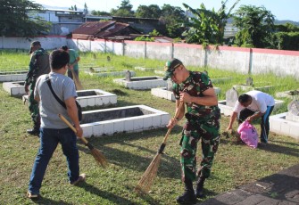 Kodim 1310/Bitung Karya Bakti Bersihkan Taman Makam Pahlawan