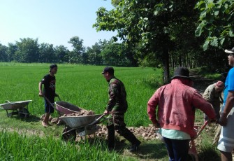 Babinsa Kodim Madiun Bantu Perbaikan Jalan Area Persawahan
