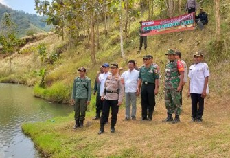 Personil tiga pilar Kecamatan Gondang saat melakukan patroli di hutan jati wilayah Kecamatan Gondang