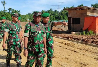 Kasdam XVIII/Kasuari, Brigjen TNI Yusuf Ragainaga, saat meninjau Mako Brigif 26/GP dan fasilitas yang ada.