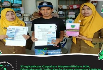 Tingkatkan pencapaian KIA, Disdukcapil menjalin kerjasama dengan sejumlah UMKM di Kota Padang Panjang.
