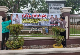 Anggota Polres Lebong saat Pasang Spanduk Himbau Larangan Balap Liar