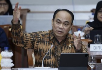 Menkominfo Budi Arie Setiadi dalam Rapat Kerja Komisi I DPR RI mengenai Diseminasi Informasi dan Dukungan Infrastruktur TIK Pemilu 2024 di Senayan, Jakarta Pusat, Rabu (29/11/2023).
