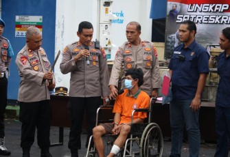 Kapolres Pandeglang AKBP Belny Warlansyah didampingi Kasat Reskrim AKP Shilton dan Kasi Humas IPTU Nurimah saat konferensi pers, Rabu (04/01).