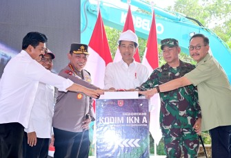 Panglima TNI Mendampingi Presiden RI Groundbreaking Kodim IKN