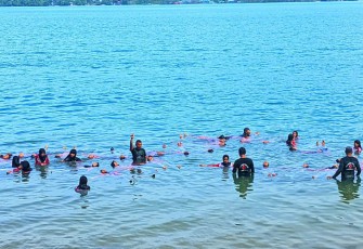 Latihan Evakuasi Medis Laut Mahasiswa Prodi Kebidanan Poltekkes Kemenkes Maluku