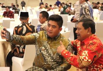 Bupati Bintan Roby Kurniawan (kiri) saat berfoto dengan Bupati Bengkulu Utara disela-sela acara.