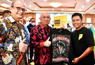 MenKopUKM Teten Masduki bersama Deputi Bidang Usaha Mikro KemenKopUKM Yulius pada Peresmian Bazar Produk UMKM di Kantor KemenKopUKM, Jakarta, Rabu (12/4).