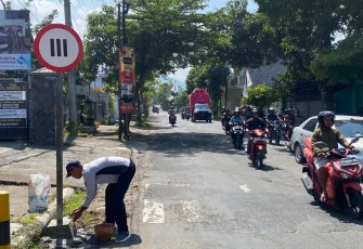 Pemasangan rambu kelas jalan oleh Dinas Perhubungan Kabupaten Trenggalek, Rabu (15/3/2023) (Foto Hardi Rangga klikwarta.com)