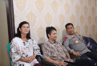 Kapolda Kalteng Jenguk Personel Polres Kobar yang Sakit