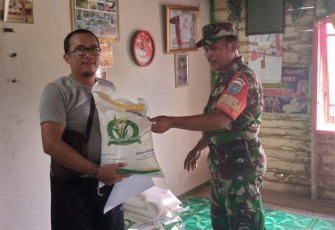 Babinsa Koramil Pahandut Dampingi Penyaluran Bansos Beras dari PT Pos Indonesia 