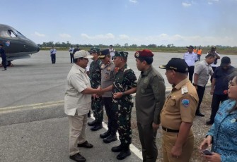 Komandan Lantamal IX Hadir Bersama Forkopimda Maluku saat Terima Kunjungan Menhan RI Resmikan Bantuan Sumur Bor di Moa, Maluku Barat Daya