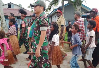 Dukung Terciptanya Lingkungan Yang Bersih Dan Sehat, Babinsa Koramil 1710-01/Kokonao Dampingi Tim Penilai Lomba Kebersihan Kampung