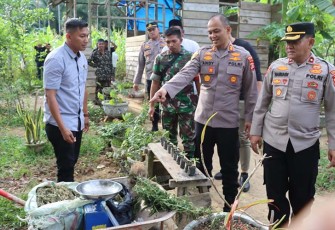 Kapolres Aceh Timur AKBP Andy Rahmansyah, S.I.K., bersama jajarannya saat mendatangi TKP.