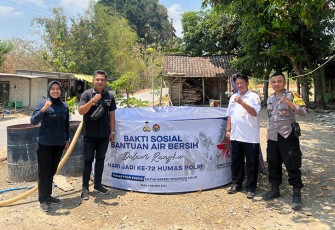  Sie Humas Polres Karanganyar menyalurkan bantuan air bersih kepada masyarakat terdampak kekeringan, di Dukuh Sangiran, Desa Krendowahono, Gondangrejo, Karanganyar, Rabu (4/10/2023) siang.