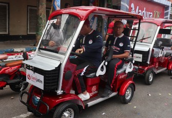 Bank Jatim saat Salurkan Bantuan CSR