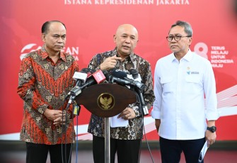 MenKopUKM Teten Masduki setelah rapat terbatas yang digelar di Istana Kepresidenan Jakarta, Senin (25/9)