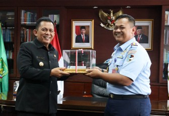 Danlanud RHF dan Dansatrad 213 Tanjungpinang saat Berpamitan dengan Gubernur Ansar 