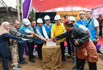 Gubernur Kepulauan Riu H. Ansar Ahmad saat meresmikan Pengoperasian Saluran Kabel Laut Tegangan Menengah 20 kV (kiloVolt) di Pulau Buluh, Kota Batam, Sabtu (23/12).