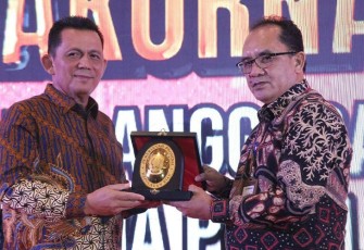 Gubernur Kepulauan Riau Ansar Ahmad pada acara Rapat Koordinasi Nasional (Rakornas) Pencegahan Pelanggaran Netralitas Aparatur Sipil Negara (ASN) pada Pemilu Serentak Tahun 2024 yang digelar oleh Badan Pengawas Pemilu (Bawaslu) Republik Indonesia di HARRIS Hotel Batam Center, Senin (28/8) malam.