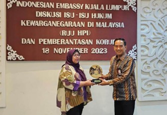 Penyerahan cindera mata usai  sosialisasi hukum tindak pidana korupsi dan pentingnya peran serta masyarakat dalam upaya pemberantasan korupsi.