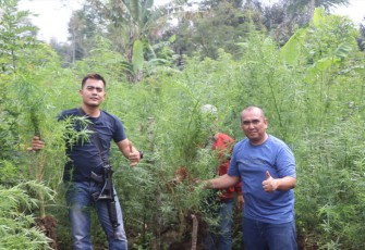 Petugas saat amankan barang bukti di TKP