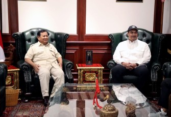 Menhan Prabowo Terima Kunjungan Menpora Dito di Ruang Kerja Menhan, Jakarta, Kamis (6/4).