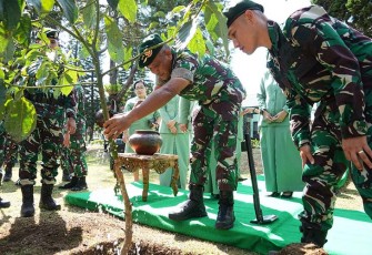 Panglima Kostrad (Pangkostrad) Mayjen TNI Muhammad Saleh Mustafa melakukan kunjungan kerja ke Markas Batalyon Infanteri (Yonif) 303 Kostrad, Cikajang, Garut, Jawa Barat, Senin (11/12/2022)