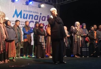 Konser Amal Munajat Cinta bersama Opick Tombo Ati, di kawasan obyek wisata Kemuning Sky Hills, Ngargoyoso, Karanganyar.