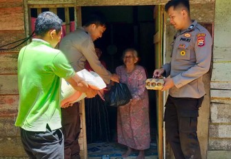 Polres Mukomuko saat Salurkan 17 Bantuan Sosial Berupa Sembako