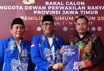 DPW PAN Jawa Timur saat mendaftarkan 120 bakal calon anggota legislatif (bacaleg) di Kantor KPU Jatim, Jum'at, 12 Mei 2023.