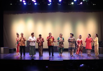 Panglima TNI Laksamana TNI Yudo Margono dan Ketum Dharma Pertiwi Ibu Vero Yudo Margono saat menyaksikan Pagelaran Drayang Musikal cerita Mahabarata dengan judul ASMARADANA “Ketika Cinta Memadamkan Bara” di Gedung Kesenian Jakarta, Minggu (20/8/2023).