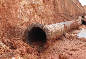  Kondisi pipa berukuran 300 mm di depan Perumahan Symphony Land Nongsa putus.