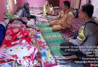 Bhabinkamtibmas Polsek Mukomuko saat Jenguk Warganya