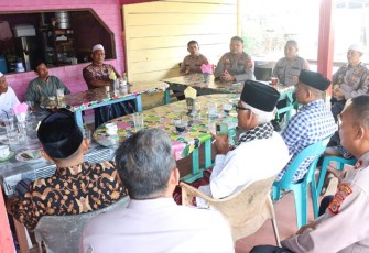 Wakapolres Aceh Timur saat Tampung Aspirasi Warga Peudawa