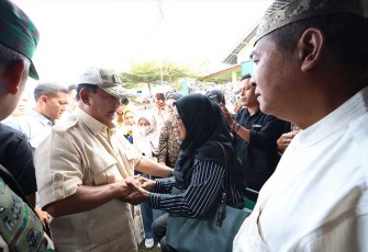 Menhan Prabowo saat Beri Santunan Kepada Korban Erupsi Gunung Marapi di Kabupaten Agam
