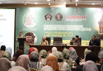 Bupati Blitar Rini Syarifah Beri Sambutan Pengarahan ke Peserta Peningkatan Kapasitas SDM Dinas Pendidikan Kabupaten Blitar