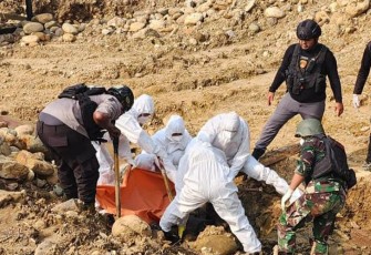 Proses evakuasi jenazah korban Pembunuhan KSTP dari Kali Ei