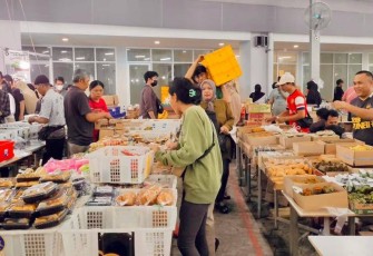Penjual dan Pembeli Kue Pasar Kue Subuh Senen