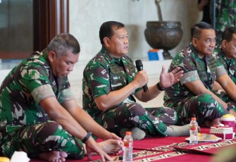 Panglima TNI Laksamana TNI Yudo Margono, S.E.,M.M. beserta para Perwira Tinggi (Pati) Mabes TNI, saat mengikuti acara Doa Bersama di awal Tahun 2023, dengan membaca Surat Yasin yang dipimpin oleh Kapusbintal TNI Laksma TNI Drs. Ian Heriyawan, bertempat di loby Gedung Utama Mabes TNI, Cilangkap, Jakarta Timur, Senin (2/1/2023).
