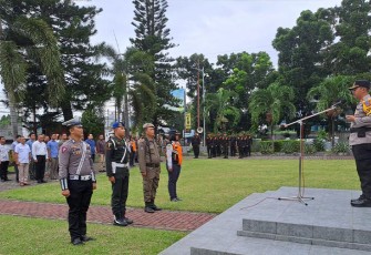 Kapolres Bitung saat memimpin apel gelar pasukan operasi keselamatan Samrat tahun 2023