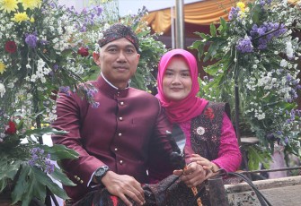 Komandan Kodim 0807 Tulungagung Letkol Czi Nooris Agus Rinanto S.I.P, mengenakan pakaian adat Jawa lengkap bersama isteri, turut hadir dalam prosesi Tradisi Bersih Nagari Tulungagung di halaman Pendopo Kongas Arum Kusumaning Bongso Kabupaten Tulungagung, Sabtu, (18/11/2023).