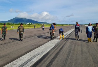Lanud Raden Sadjad saat Bersihkan Runway