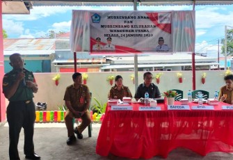 Sertu Vikran Lamakara saat memberikan sosialisasi