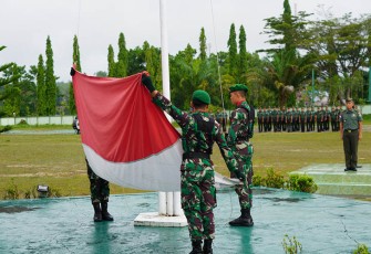 Korem 121/Abw melaksanakan upacara bendera hari senin tanggal 11 Desember 2023, bertempat di Lapangan Upacara Makorem 121/Abw, Jl. Pangeran Kuning, Sintang, Kalimantan Barat