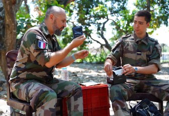 Tentara Perancis saat Mencicipi Ransum TNI