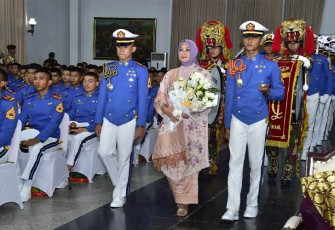 Ny. Evi Agus Subiyanto saat secara resmi dikukuhkan sebagai Ibu Upakarini Wira Taruna Akademi Militer
