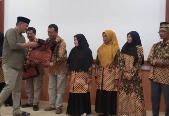 Prihanto saat memimpin persiapan pelepasan karyawan PUDAM Tirta Lawu umroh ke Tanah Suci, Jumat (1/12/2023) sore.