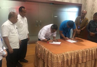 Dirut PDAM Bitung bersama GM PT. Pelindo IV Cabang Bitung saat melakukan penandatanganan kerjasama