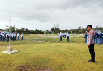 Kapolsek Enggano saat Jadi Pembina Upacara Sekolah
